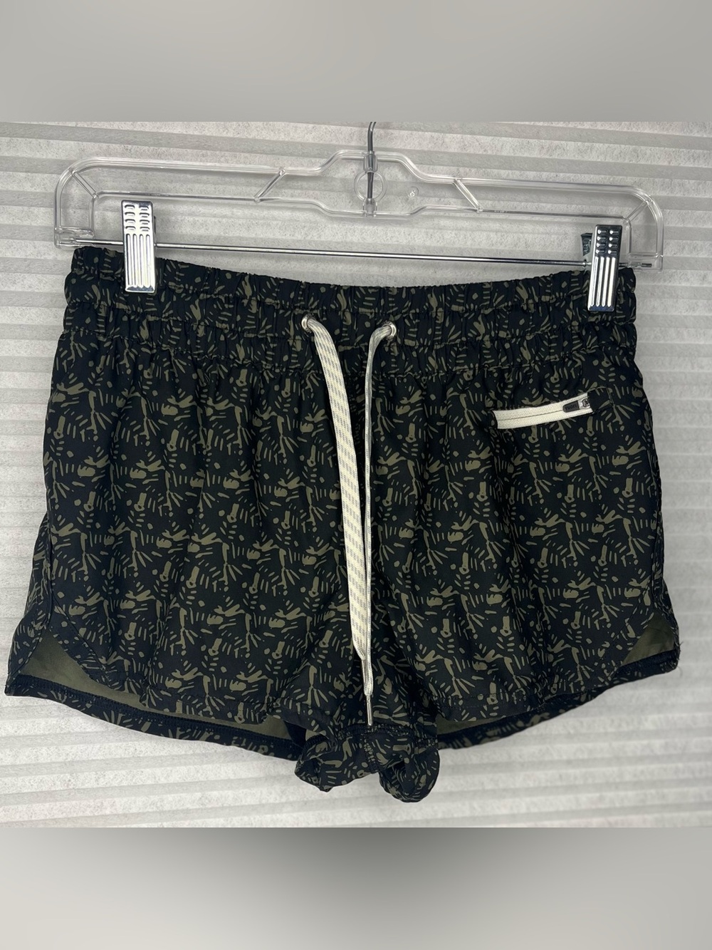 Vuori Clementine Short Oregano Woodblock Women Size Small